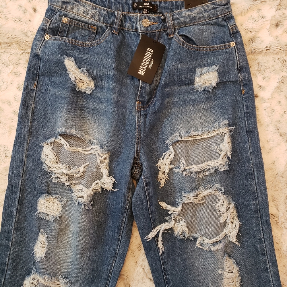 Misguided Riot High Rise Mom Jeans - Picture 5 of 7